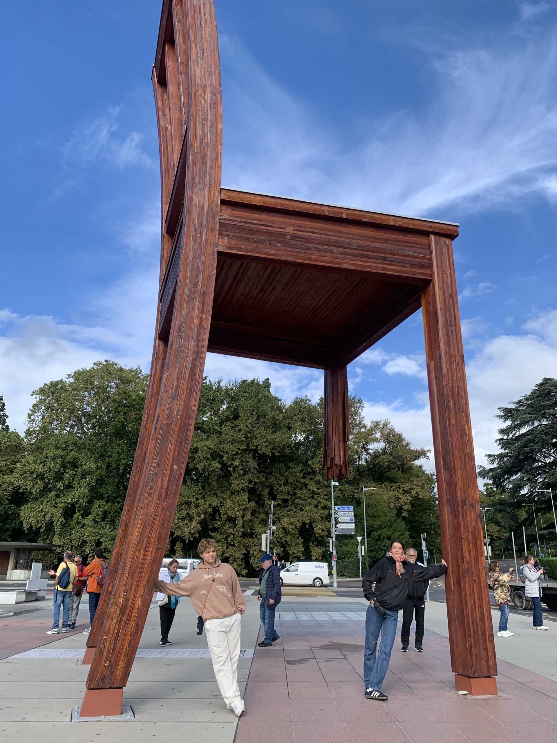 Genf G3de Abc Broken Chair 2 1